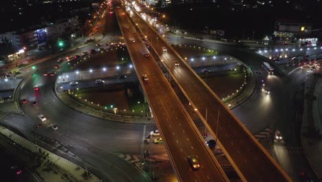 tráfico por carretera por la noche