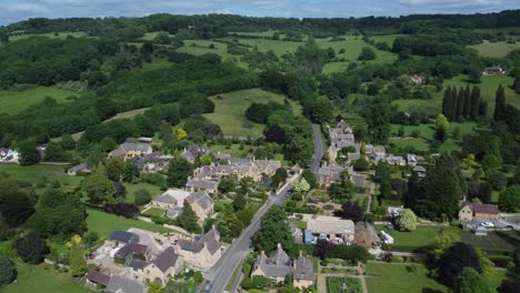 Englisches-Dorf-Vororte-Sommerlandschaft-Schöne-Idyllische-Malerische-Cotswold-Steinhäuser-Fish-Hill-Broadway-Luftaufnahme