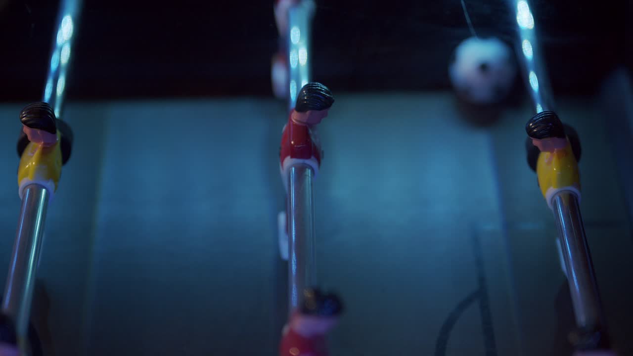 juego de mesa de futbolín disparado de derecha a izquierda, velocidad lenta, primer plano, disparo de seguimiento