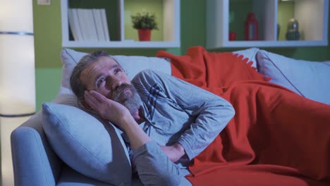 un anciano con trastorno del sueño tiene problemas para dormir por la noche.