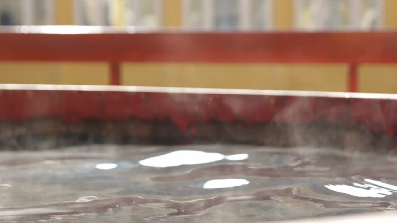 헝가리 부다페스트의 나무 통 자쿠지 온수 욕조에서 증기가 솟아오르고 있습니다.