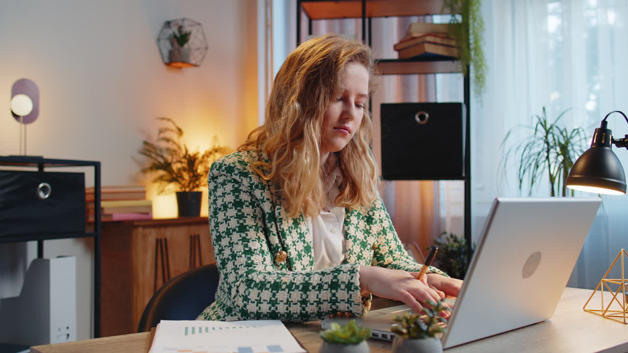 donna contabile d'affari che lavora con documenti grafici finanziari calcola le tasse per i grafici dell'ufficio