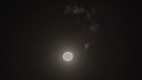 lapso de tiempo de luna llena en la noche mirando hacia el cielo