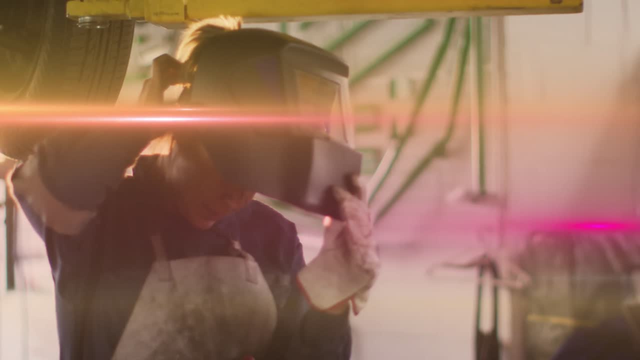 두 인종의 여성 자동차 메카닉이 용접 마스크를 착용하는 빛의 애니메이션