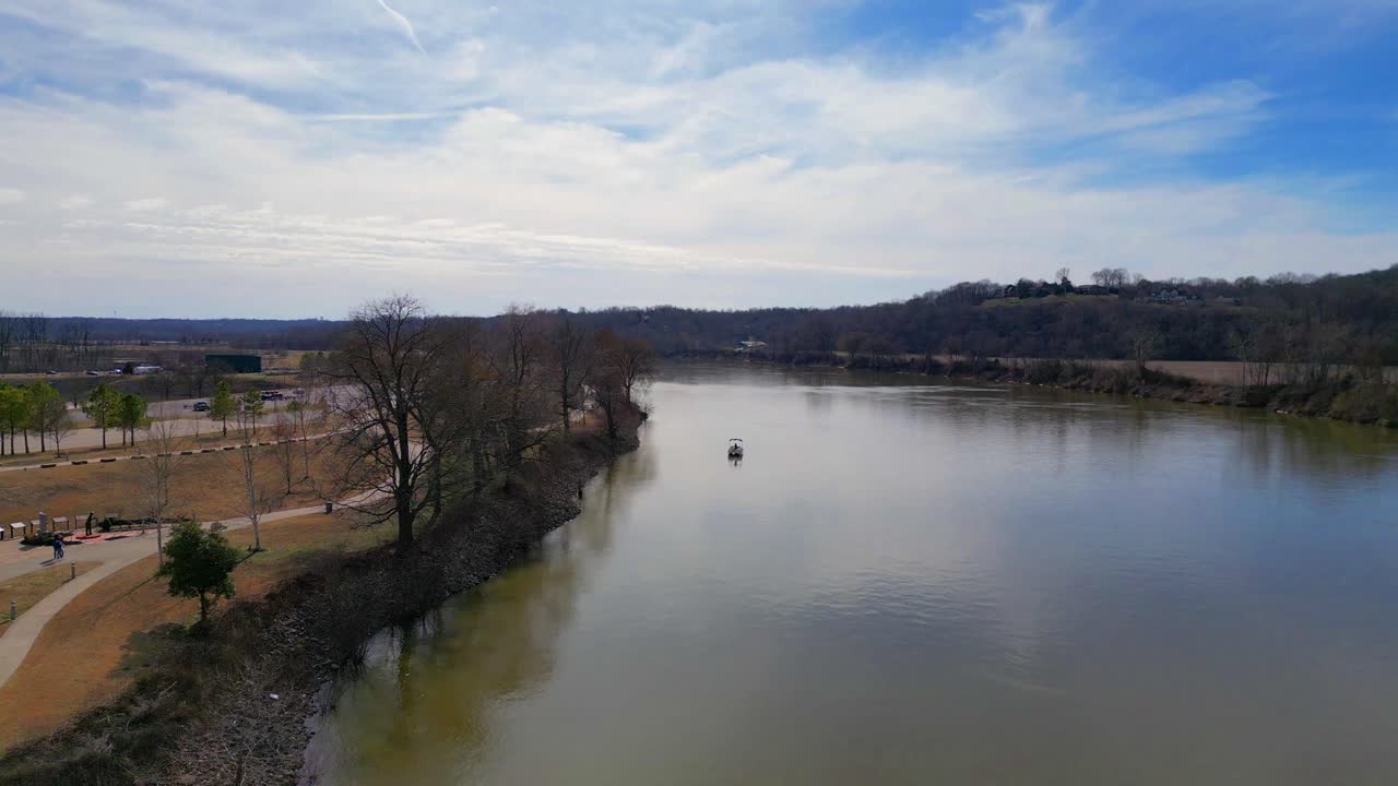 volando a lo largo de las orillas del río cumberland en freedom point en clarksville, tennessee