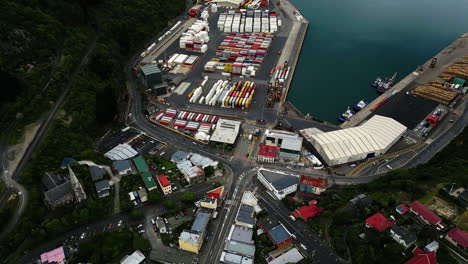 Luftvorderansicht-Port-Chalmers-Mit-Containern