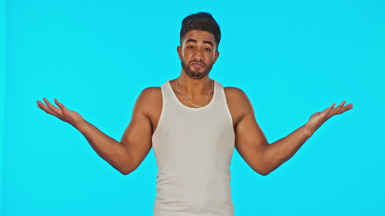 Muscoli, uomo confuso che flette i muscoli e alza le spalle