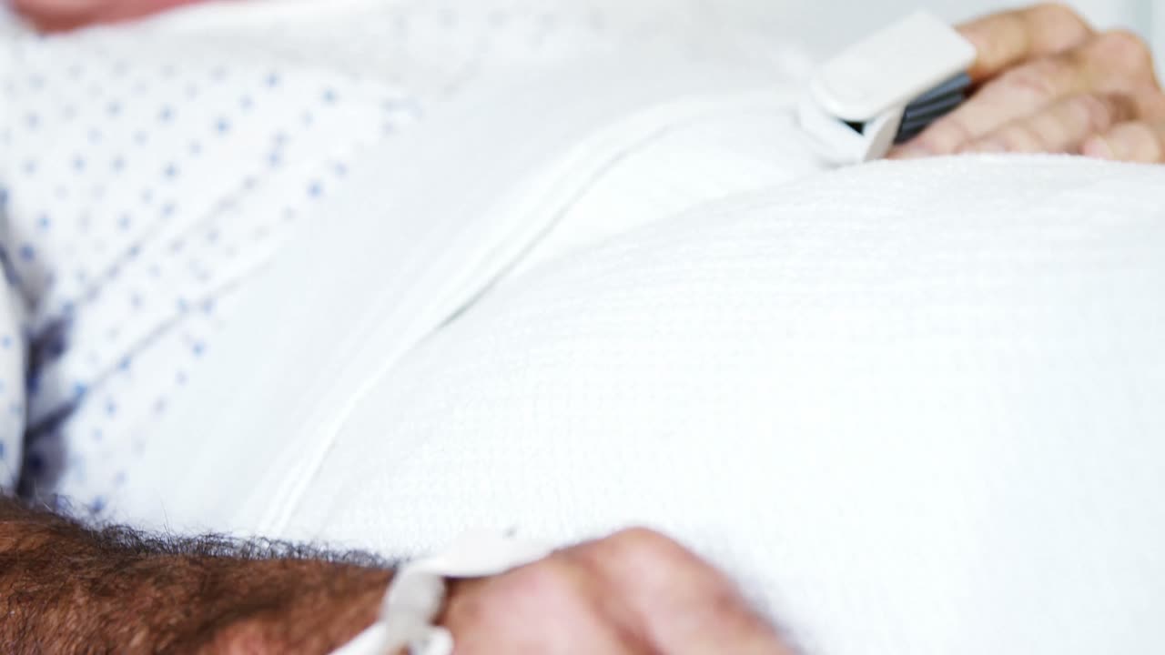 un anciano relajándose en el pabellón.