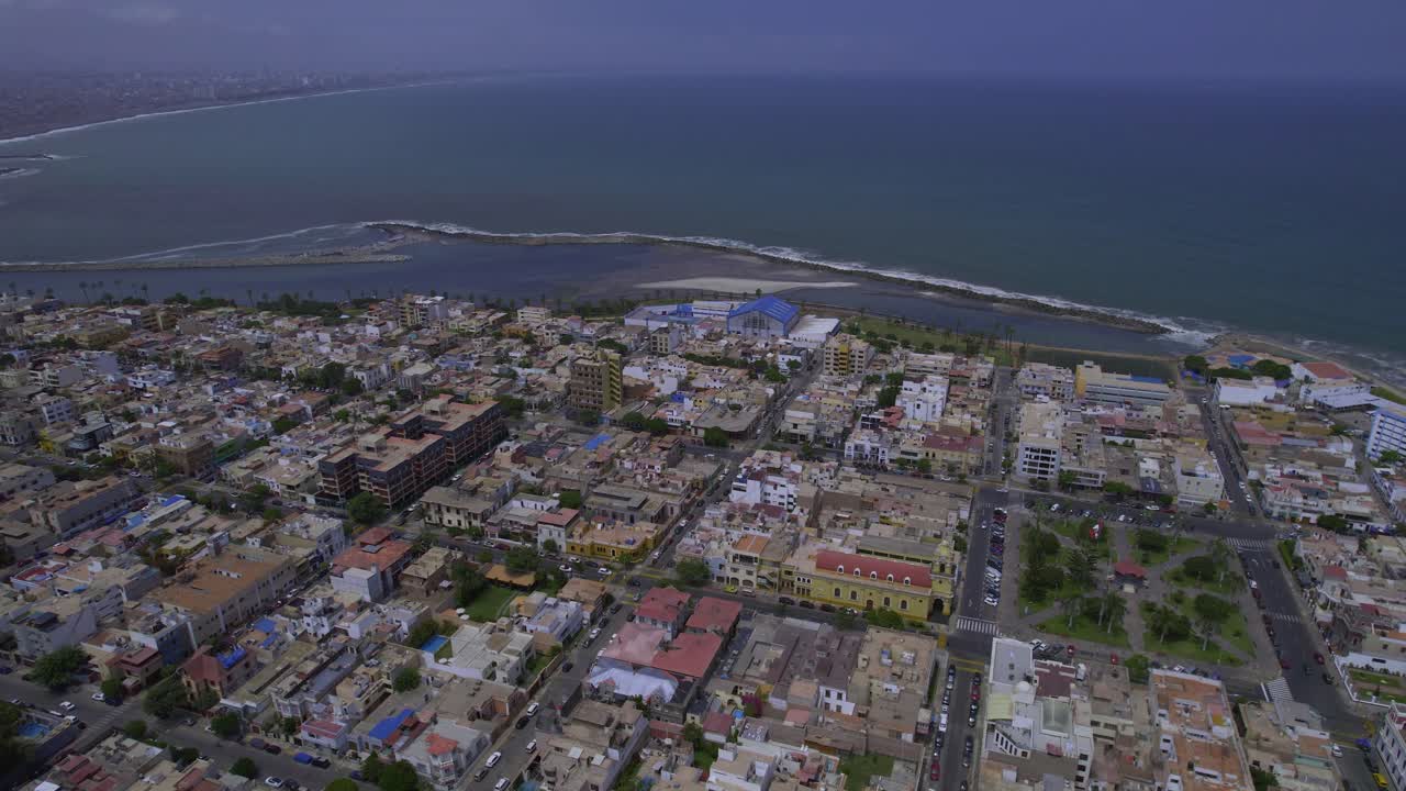 Vista aerea di una città costiera con paesaggio urbano e oceano