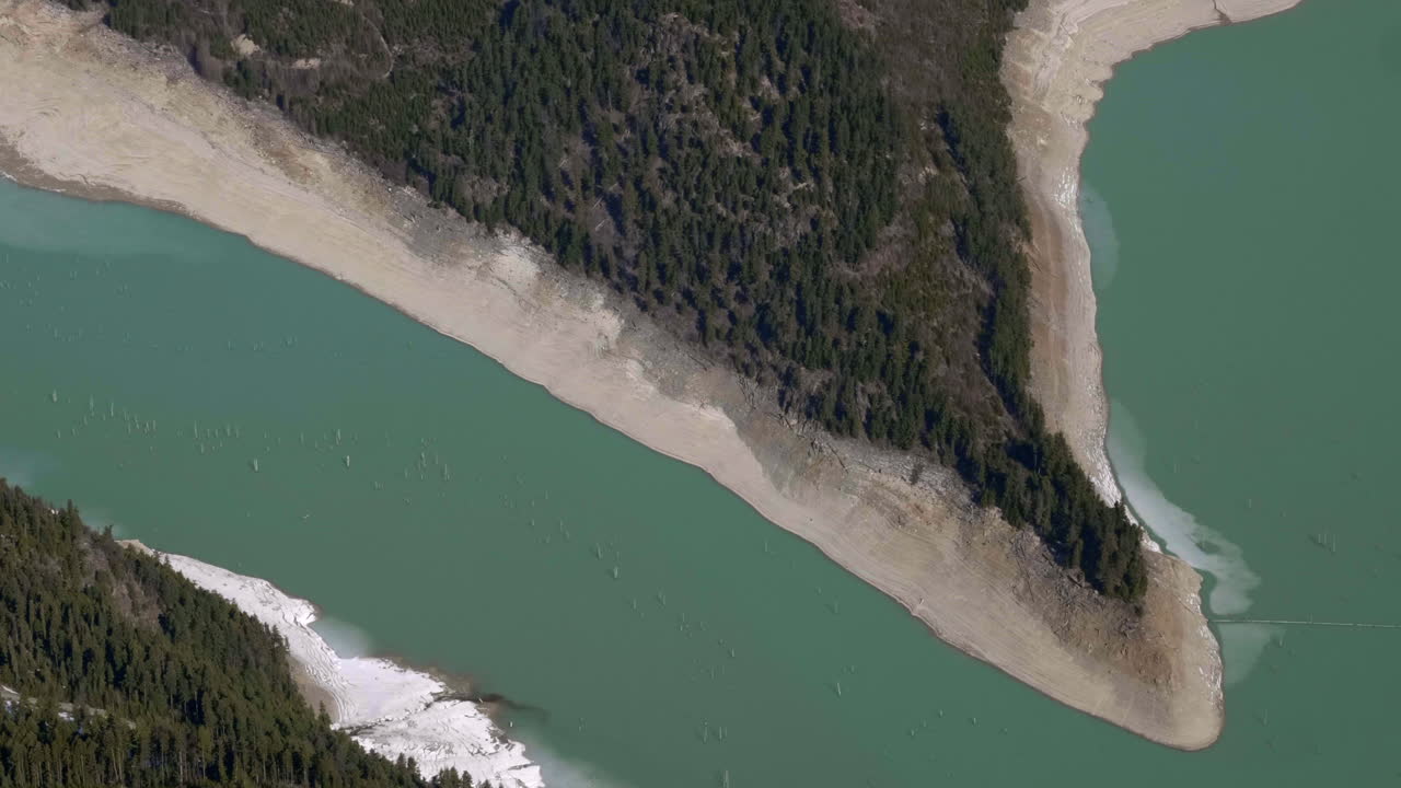 vista superior de un denso bosque montañoso alpino en el lago downton, canadá