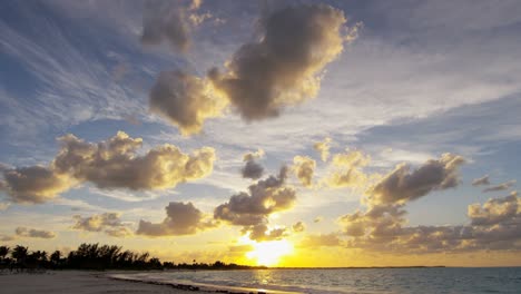 paisaje de nubes al atardecer en el océano vacaciones en islas de playa del caribe