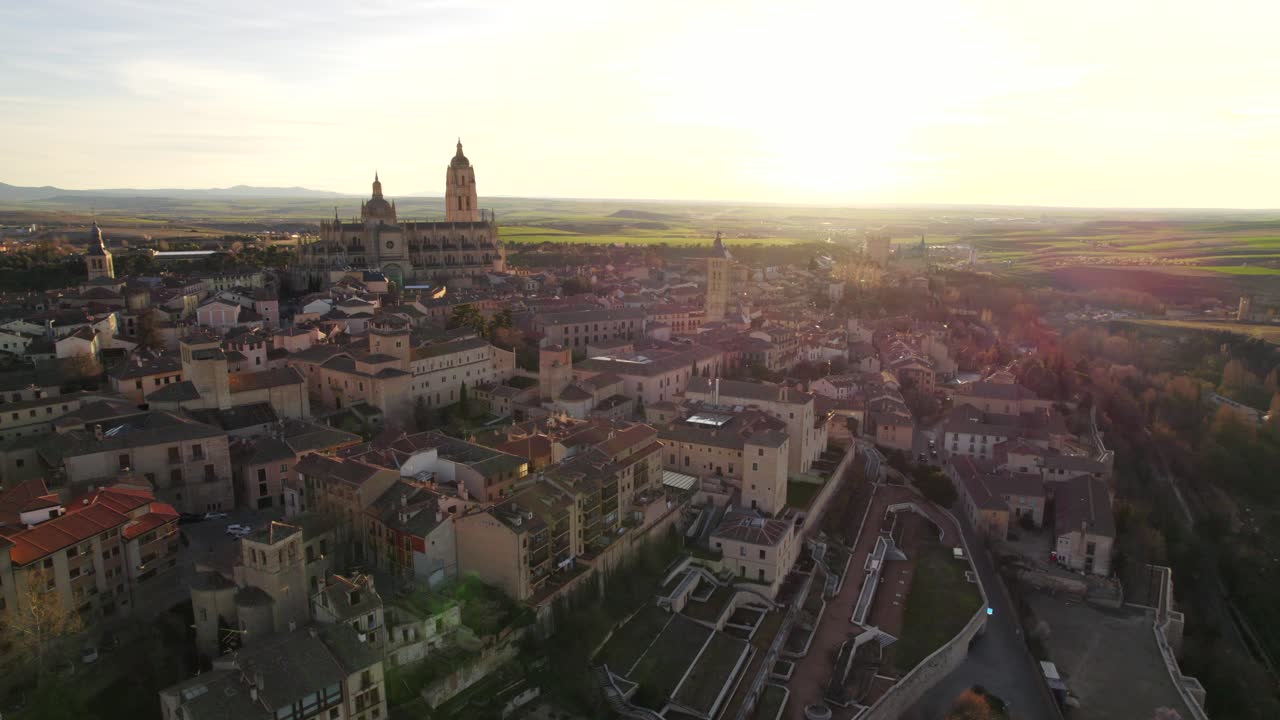 increíble vuelo de drones 4k sobre la ciudad medieval europea de segovia al atardecer