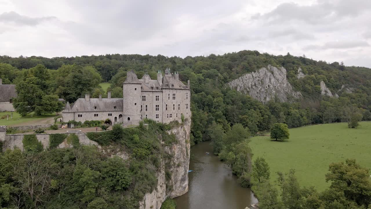 Ripresa aerea del Castello di Walzin in Belgio, catturata dall'alto e circondata dal paesaggio naturale