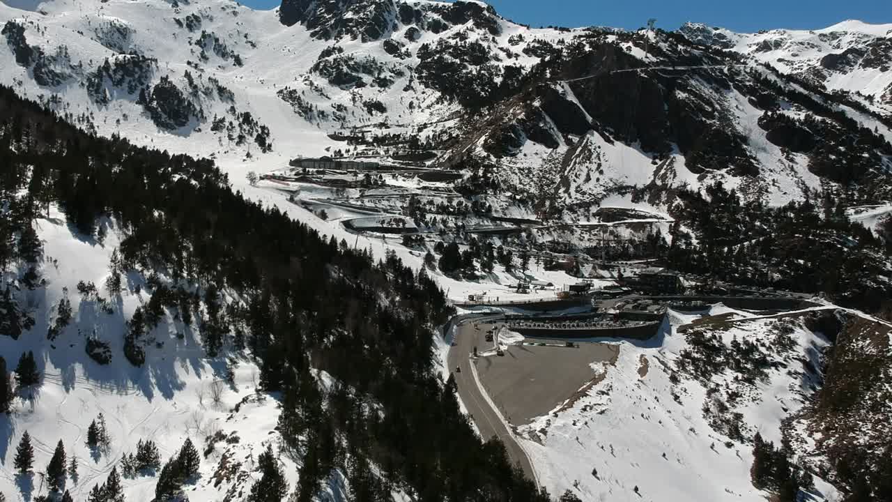 vistas aéreas de estaciones de esquí, diferentes paisajes y espectadores en andorra durante los tiempos de covid