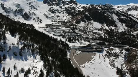 Vistas-Aéreas-De-Estaciones-De-Esquí,-Diferentes-Paisajes-Y-Espectadores-En-Andorra-Durante-Los-Tiempos-De-Covid