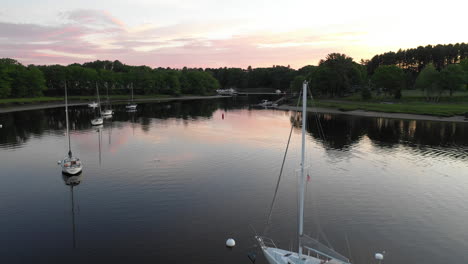 Imágenes-Aéreas-De-Drones-En-El-Río-Saco-Con-Vistas-Al-Yate-Estacionado-Y-Al-Barco-De-Pesca-Al-Atardecer-En-La-Bahía-De-Saco,-Maine