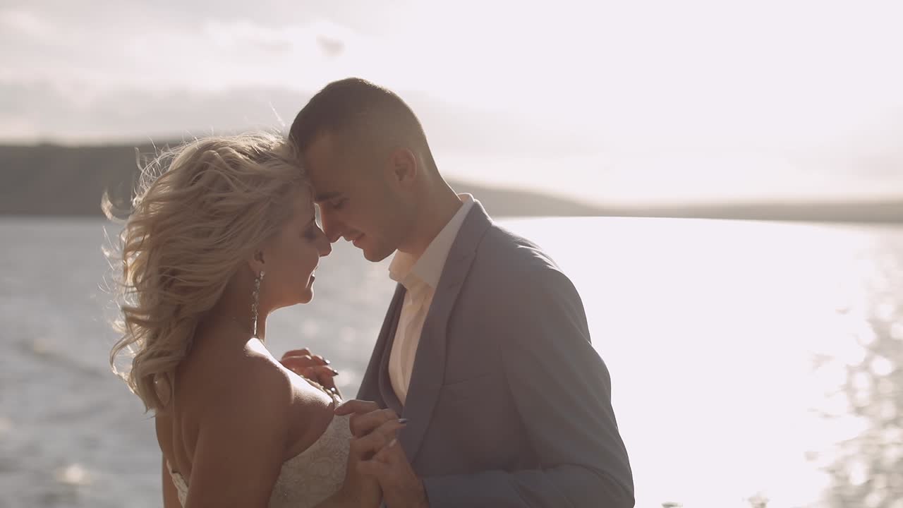 결혼 부부. 사랑스러운 신랑과 신부. 행복한 가족. 사랑에 빠진 남자와 여자