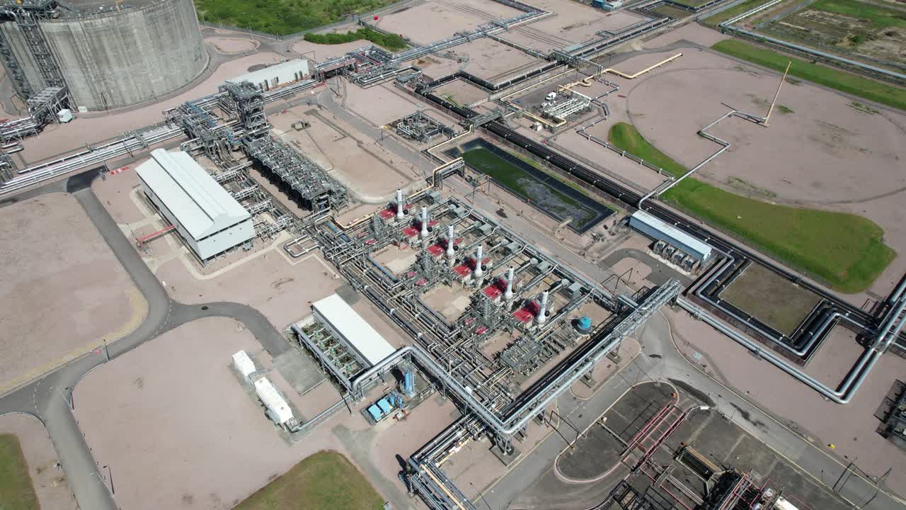 Tubazioni presso il terminale di stoccaggio gas GNL Grain della National Grid, Kent (Regno Unito), vista aerea con drone.