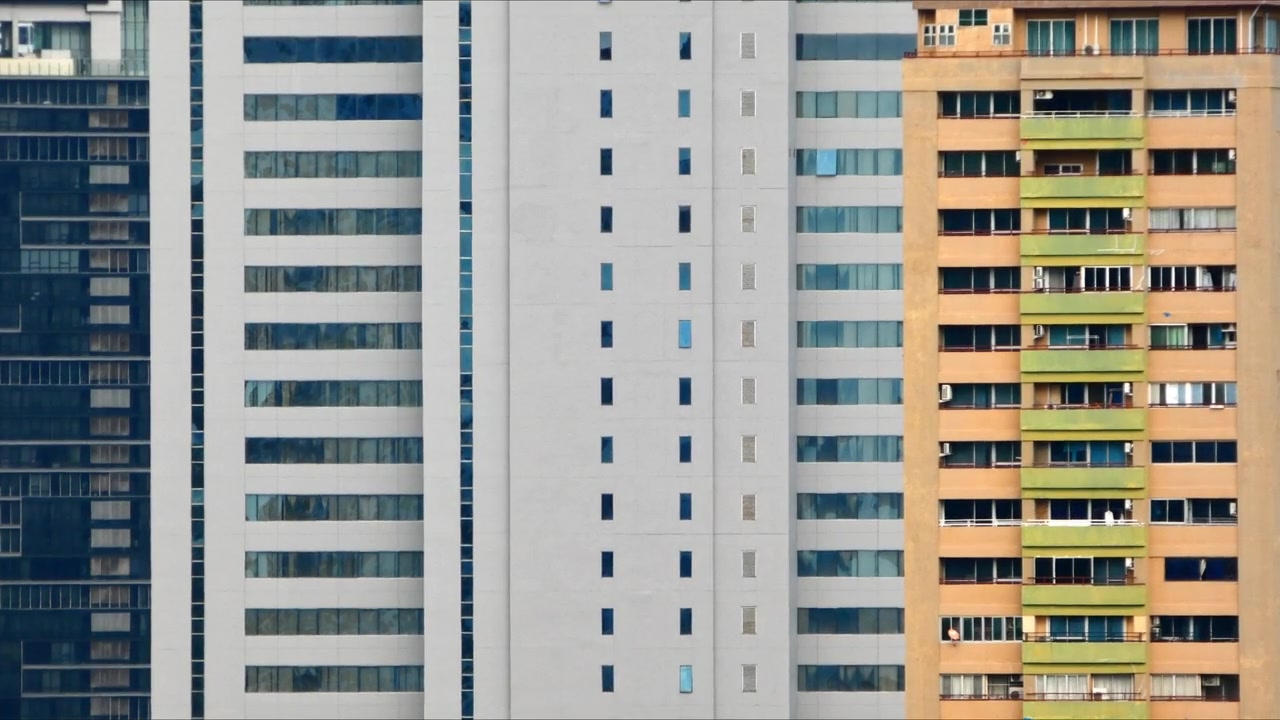 Timelapse de diversas fachadas de edificios y estructuras arquitectónicas formando patrones urbanos repetitivos, capturando líneas geométricas, formas, texturas y luz cambiante