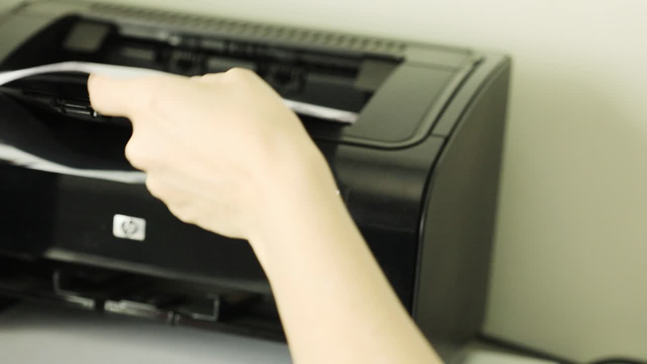 문서가 인쇄되고 손으로 수집하기 위해 트레이에 공급됩니다.