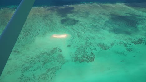 Gran-Barrera-De-Coral-Vuelo-Panorámico-Disparo-Aéreo-Desde-La-Ventana-Del-Avión