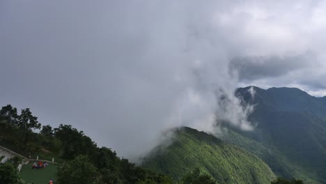 montañas nevadas y nubes timelapse