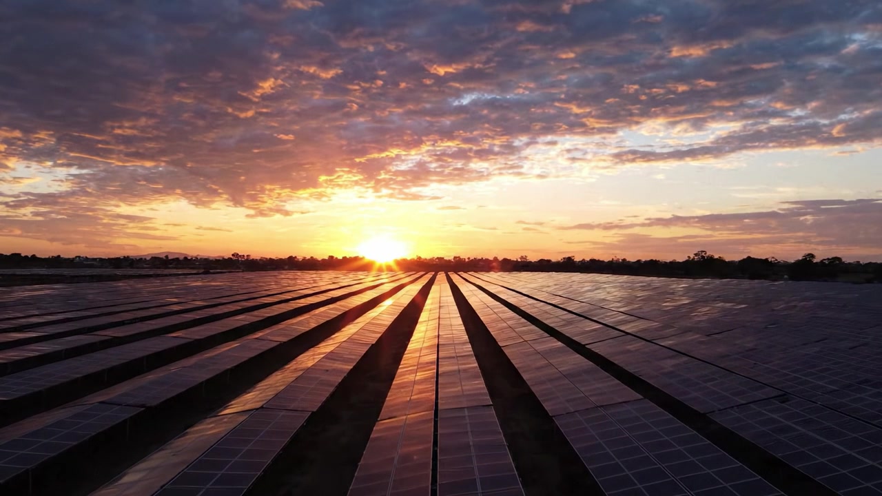 Dramatisk solnedgang over store solcelleparker: En visuel rejse gennem bæredygtig energiinnovation og naturlig skønhed.