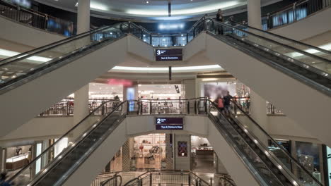 Zeitraffer-Von-Menschen-Auf-Rolltreppen-Im-Einkaufszentrum