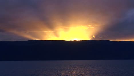 Ein-Wunderschöner-Sinn-Hinter-Dem-Meer-Und-Den-Bergen