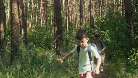 Zwei-Jungen-Im-Wald