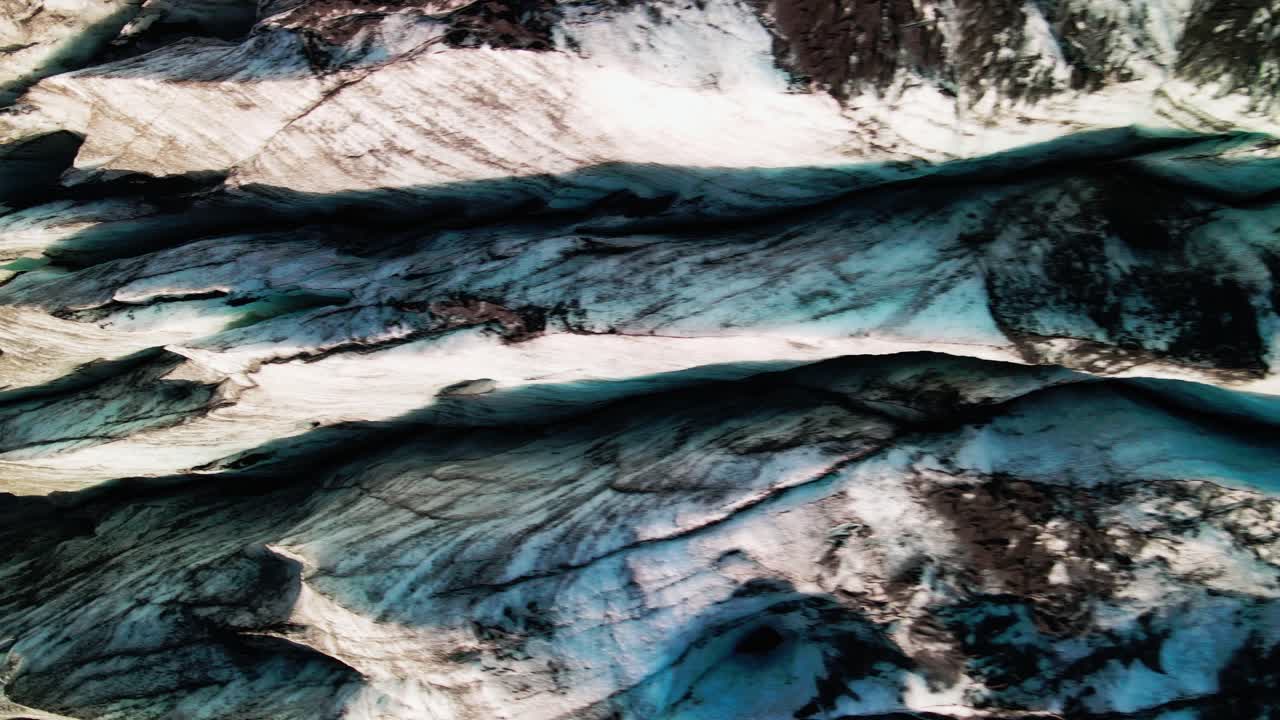 un avión no tripulado vuela sobre un glaciar azul y helado en islandia
