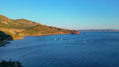 Vista-Panorámica-De-Veleros-En-La-Playa-De-Porto-Flavia-Masua,-Sur-De-Cerdeña,-Italia