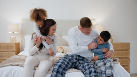 Hogar,-Niños-Y-Madre-Y-Padre-En-El-Dormitorio.