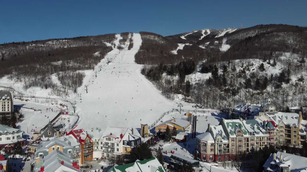 drone vuela sobre mont-tremblant en la provincia canadiense quebec, montañas laurentian, actividades populares de esquí de invierno destino de viaje