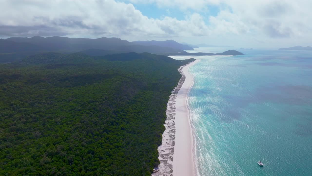 sol azul cielo velero barco yate playa de whitehaven impresionante arena blanca drone aéreo colina entrada de observación islas whitsundays australia exterior de la gran barrera de arrecifes azul claro agua del océano hacia arriba movimiento hacia adelante