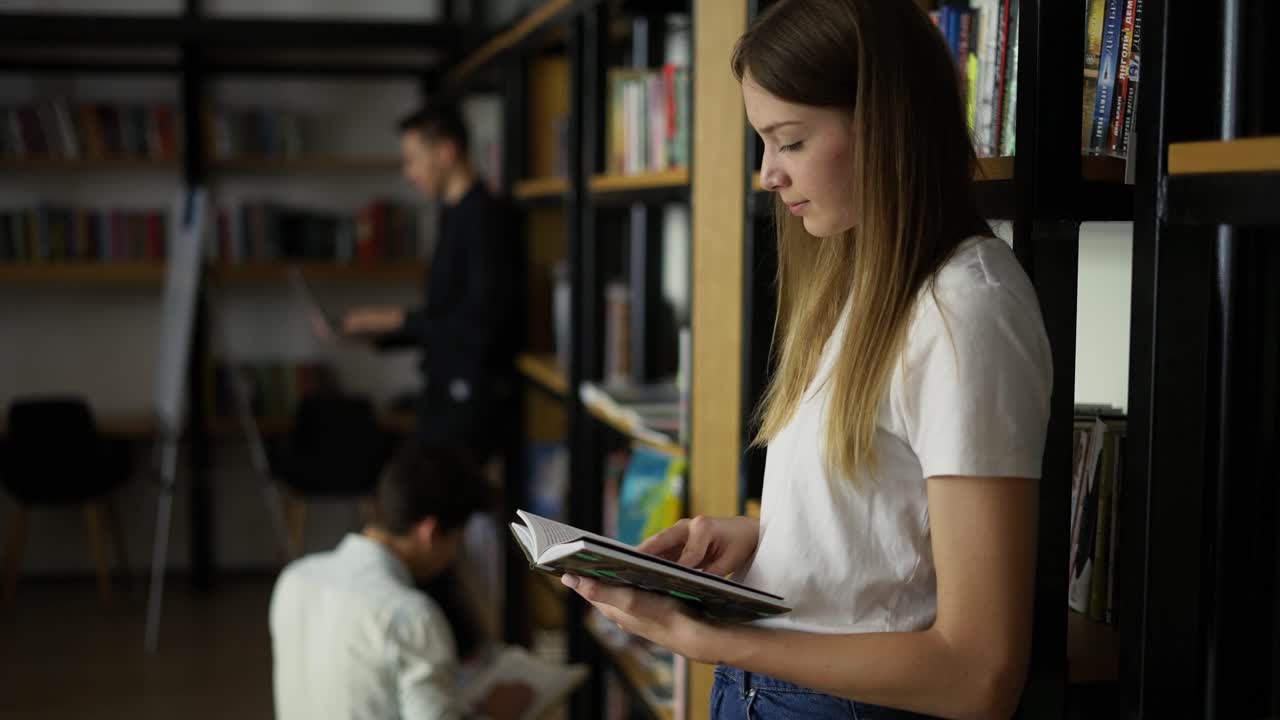 un visitante de mediana edad selecciona melocotones de una vitrina y los pone en una bolsa de papel. embalaje ecológico. diario