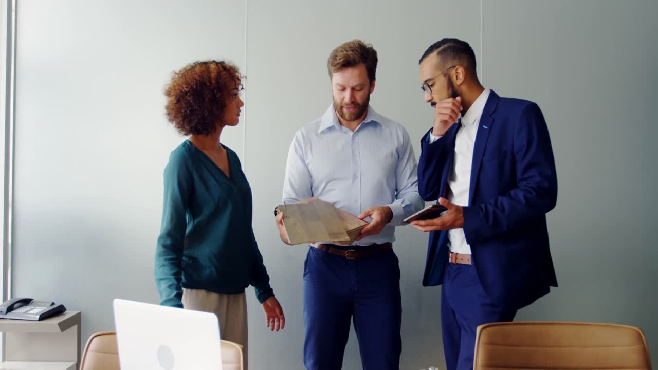 arquitectos teniendo discusión sobre la losa 4k