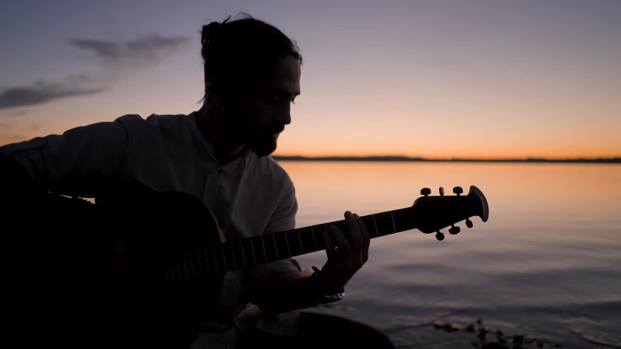 Silhouetten von Sonnenuntergängen am Strand