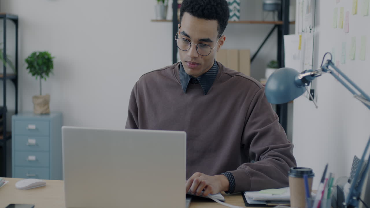 hombre trabajando en una computadora portátil en la oficina del hogar
