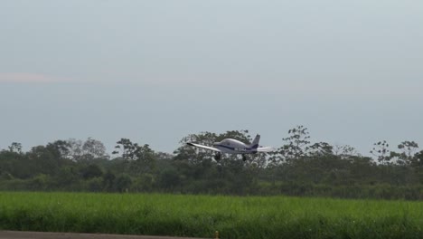 Avion-Piper-Termina-De-Despegar-En-Camara-Lenta-3