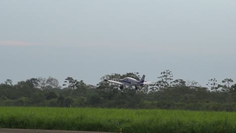 avion piper termina de despegar en camara lenta 3