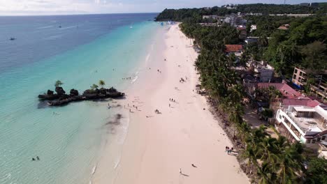 la playa de boracay en filipinas filmada desde un avión no tripulado capturando la hermosa playa y la gente disfrutando del paraíso