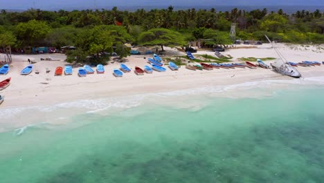 vista aérea de la playa tropical con botes coloridos y mar caribe turquesa a la luz del sol