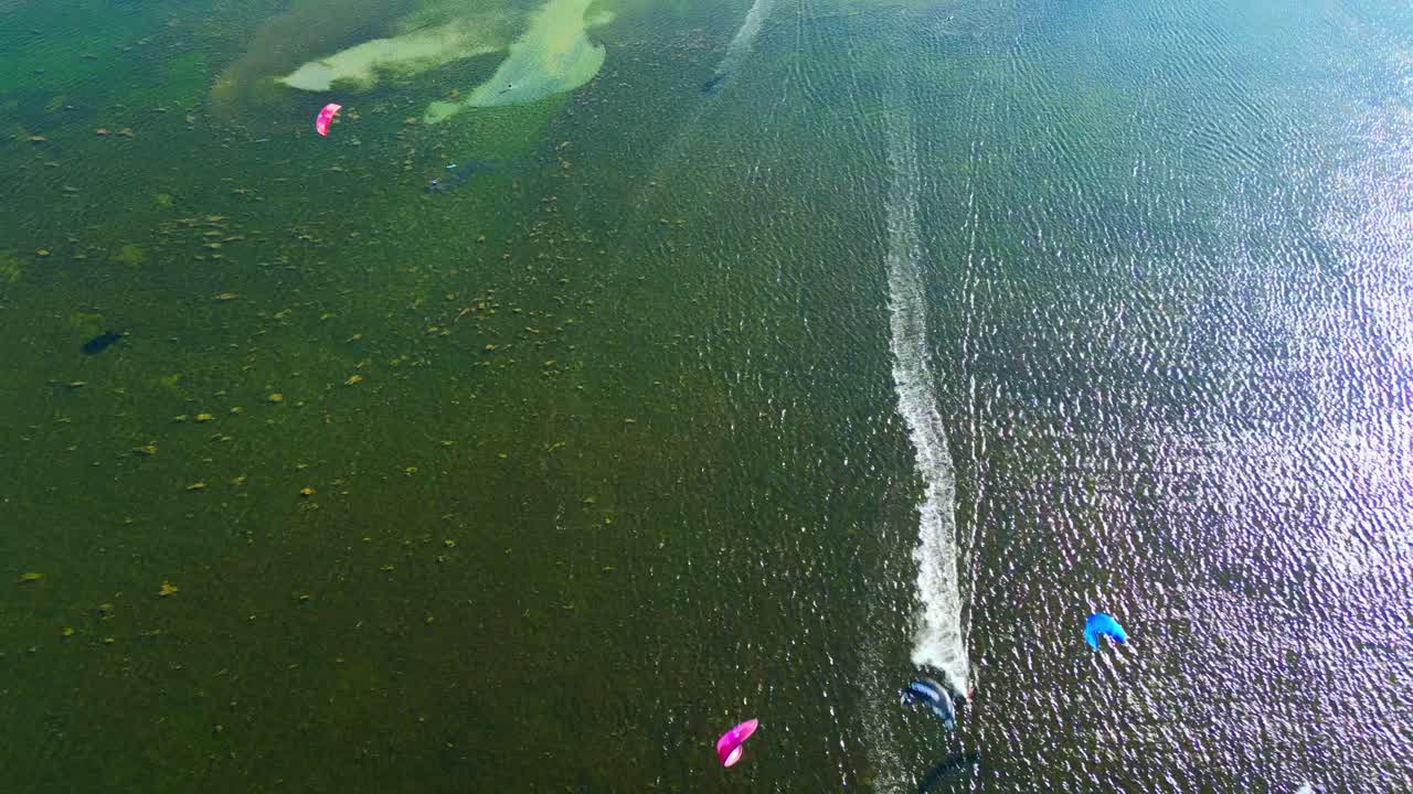 사르데냐 해안에서 카이트 서핑 활동을 즐기는 사람들