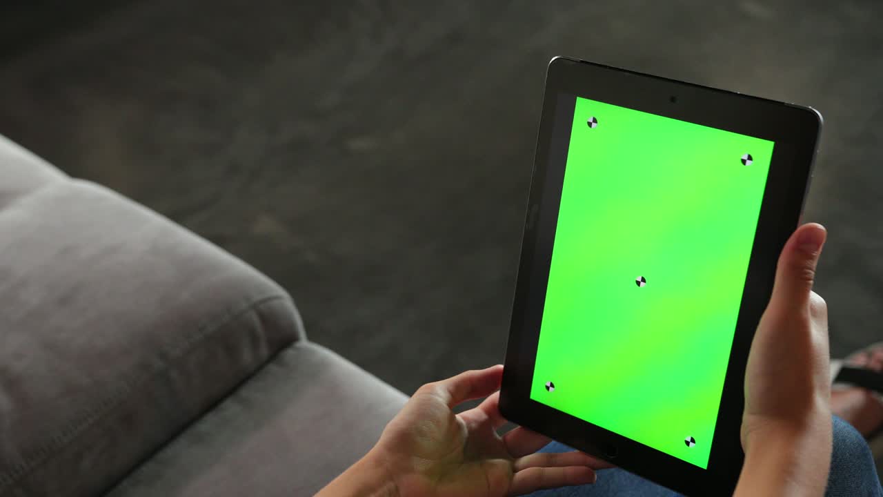 mujer ocupada navegando en la tableta. hablando entre sí a través de chat en línea. video