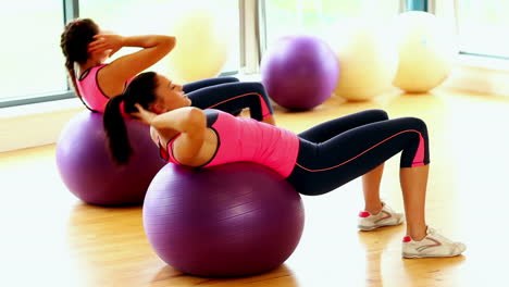 mujeres atractivas y delgadas haciendo ejercicio deportivo usando bolas de fitness