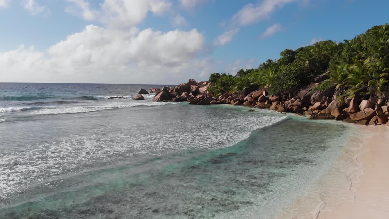 vista aérea de las playas blancas y aguas turquesas en anse coco, petit anse y grand anse en la digue, una isla de las seychelles