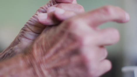 cerca de las manos de un hombre caucásico mayor