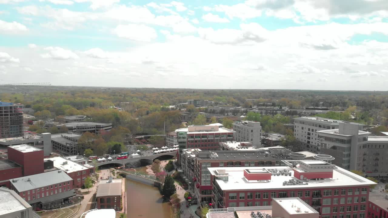 imágenes aéreas de drones del centro de greenville, carolina del sur