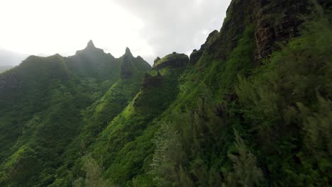 Atemberaubende-FPV-Drohnenaufnahmen-Aus-Der-Luft-Mit-Dramatischen-Bergen-An-Der-Küste-Von-Napali,-Der-Insel-Kauai,-Hawaii,-USA